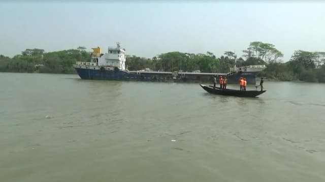 বাগেরহাটে লাইটার জাহাজ থেকে নদীতে পড়ে যুবক নিখোঁজ