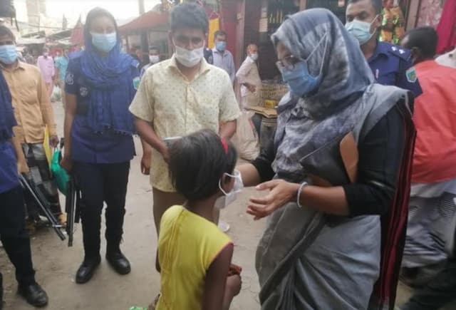লালপুরে মাস্ক না পড়ায় ৮জনকে জরিমানা