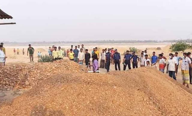 ৩৫ লাখ টাকার বালি-পাথর জব্দ করে নিলাম