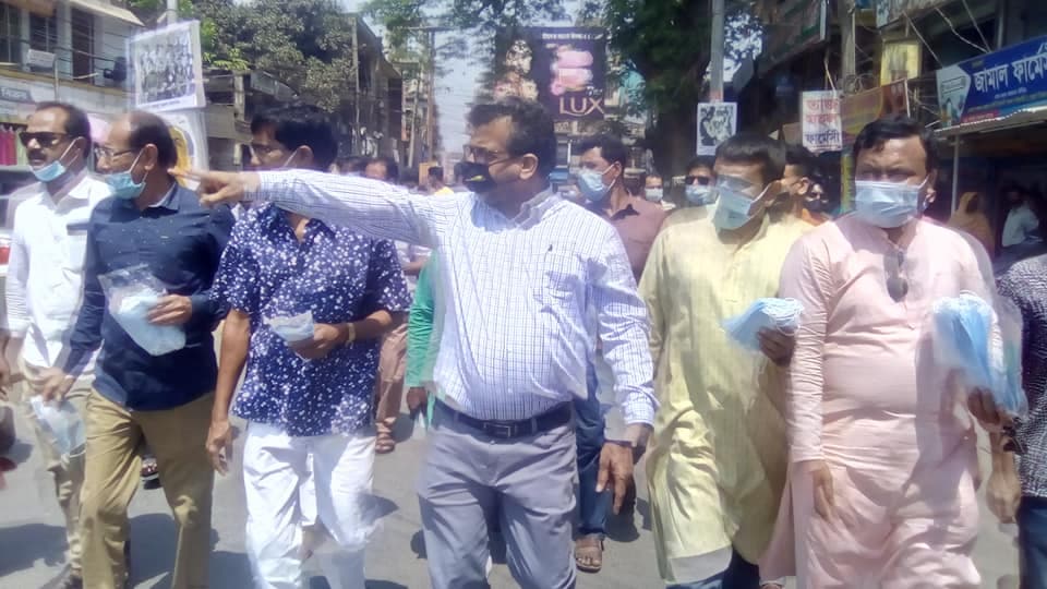 করোনা প্রতিরোধে আওয়ামীলীগের পক্ষ থেকে মাক্স বিতরন