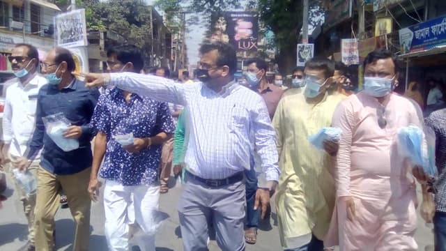 করোনা প্রতিরোধে আওয়ামীলীগের পক্ষ থেকে মাক্স বিতরন