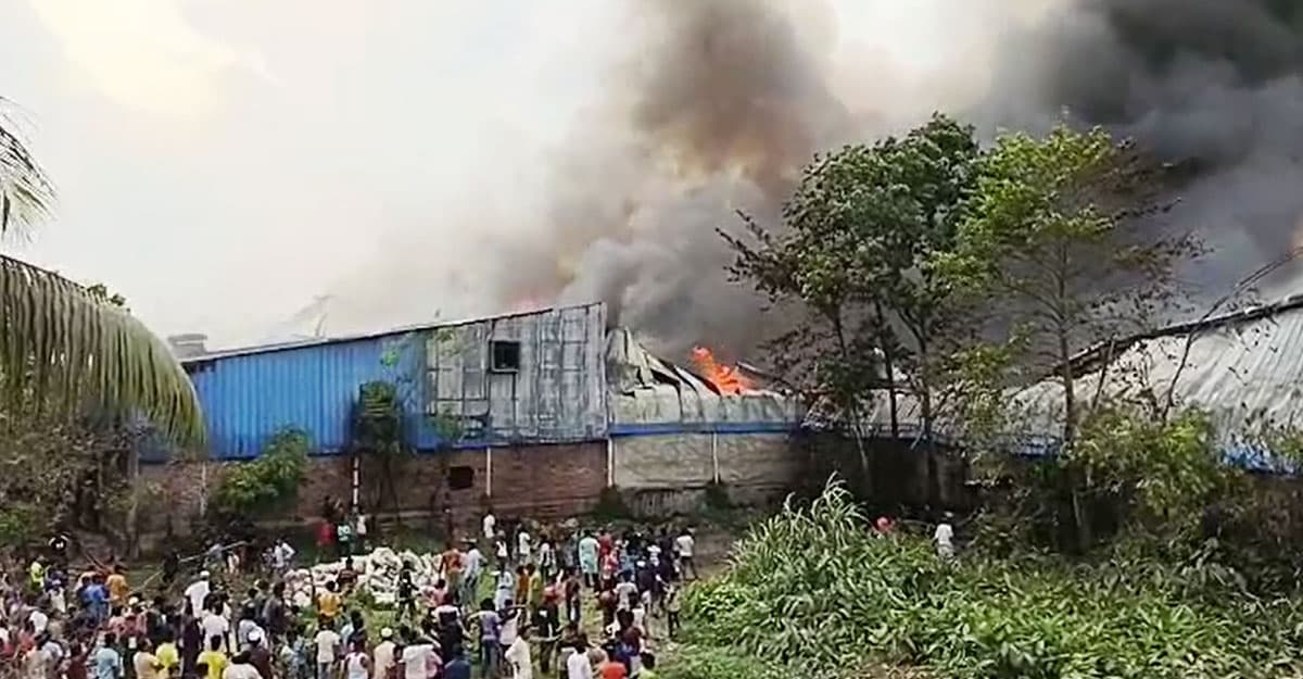 ফেনীতে স্টার লাইন ফুডের কারখানায় আগুন