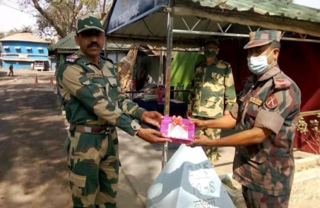 বিএসএফ'কে মিষ্টি উপহার দিয়ে শুভেচ্ছা জানিয়েছে বিজিবি