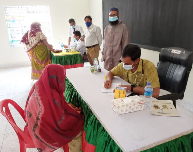 স্বাধীনতার সুবর্ণ জয়ন্তী উপলক্ষে নওগাঁয় ফ্রি মেডিক্যাল ক্যাম্প অনুষ্ঠিত