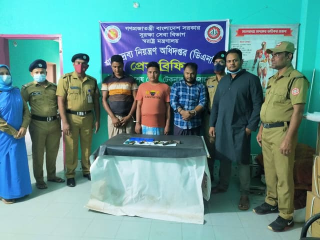 টেকনাফ বাহারছড়ায় তিন ডাকাত আটক :মাদক ও অস্ত্র উদ্ধার