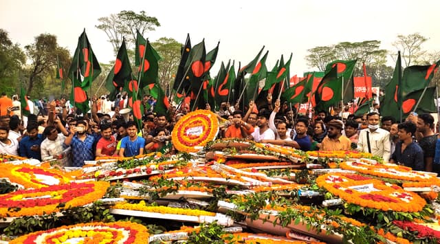 সাভারে স্মৃতিসৌধে  সর্বস্তরের শ্রদ্ধা নিবেদন