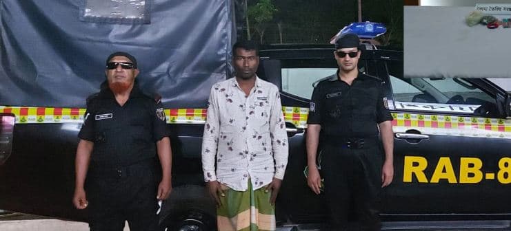 বরিশালে অস্ত্রসহ শীর্ষ চোরাকারবারি গ্ৰেফতার