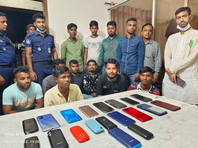 সাভারে স্মৃতিসৌধে সক্রিয় চোর চক্র, আটক ১৩