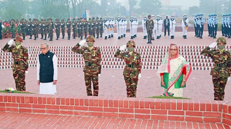 জাতীয় স্মৃতিসৌধে শ্রদ্ধা জানালেন রাষ্ট্রপতি ও প্রধানমন্ত্রী