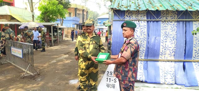 স্বাধীনতা দিবসে হিলি সীমান্তে বিজিবি- বিএসএফ মিষ্টি দিয়ে শুভেচ্ছা বিনিময়