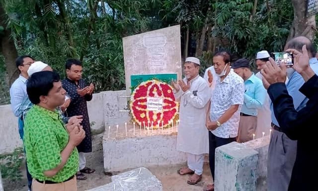 শহীদদের গণকবরে জুতা পায়ে ইউএনও! ক্ষোভ