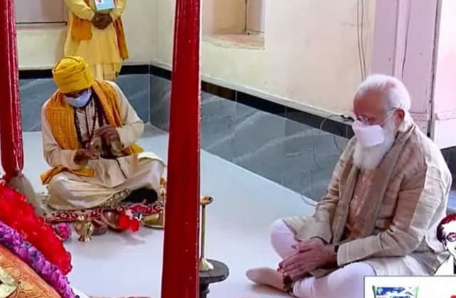 কালীমন্দিরে পৌঁছেছেন নরেন্দ্র মোদি, অংশ নিয়েছেন প্রার্থনায়