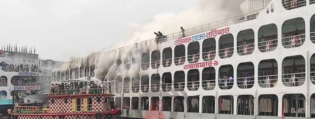 সদরঘাট অ্যাডভেঞ্চার-৯ লঞ্চে আগুন