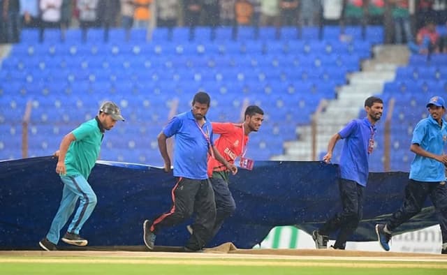 বৃষ্টি আইনে আইরিশদের টার্গেট ১০৪ রান