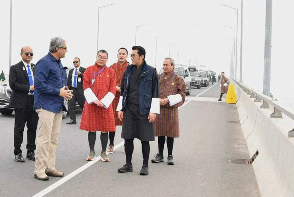 হেঁটে পদ্মাসেতুর রূপ উপভোগ করলেন ভুটানের রাজা