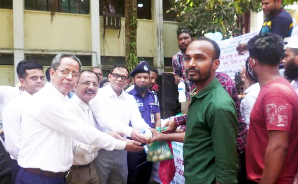 পিরোজপুরে সল্পমূল্যে দুধ, ডিম ও মাংস বিক্রয় কার্যক্রম শুরু