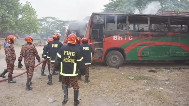 রাজশাহীতে ২ বিআরটিসি বাসে আগুন