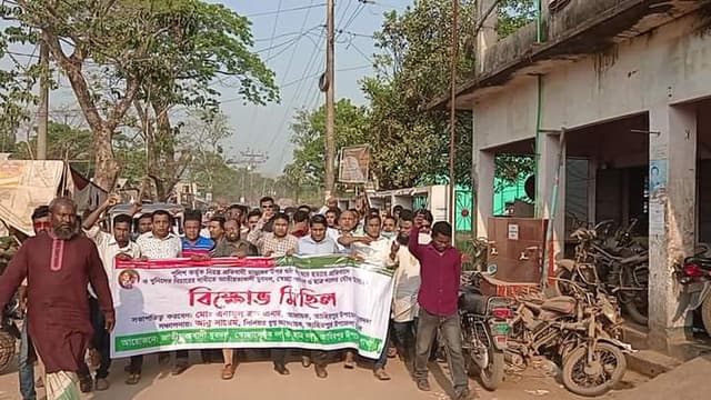 পুলিশি বাধা অতিক্রম করে তাহিরপুরে বিক্ষোব মিছিল