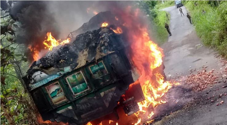সিরাজগঞ্জে ২ ট্রাকে আগুন, পুড়ে চালকের মৃত্যু