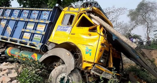 ট্রাকের ধাক্কা, প্রাণ গেল বাবা-ছেলের