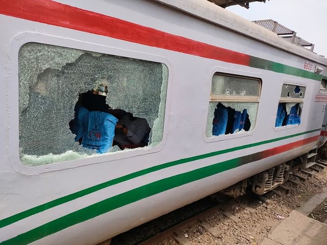 ইটপাটকেলে ভাঙল সোনার বাংলার ১৩৭ গ্লাস