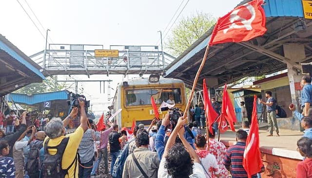 প্রথমদিনেই বিক্ষিপ্ত অশান্তি ...