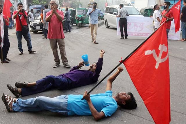 সারাদেশে ঢিলেঢালা হরতাল চলছে