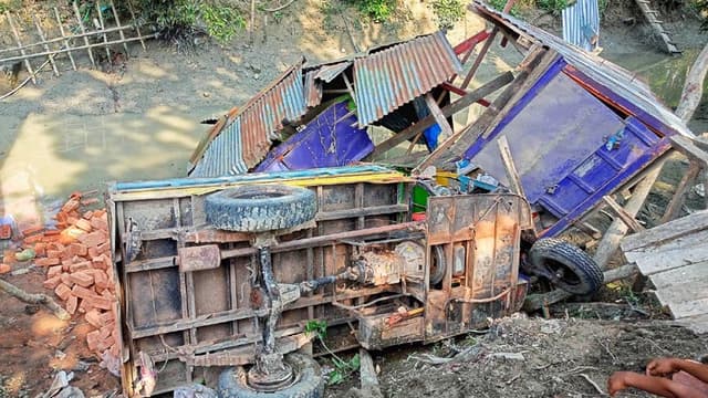 ঝালকাঠিতে দোকানঘর নিয়ে খালে পড়লো টমটম গাড়ী