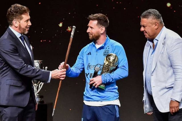 মেসিকে বিশ্ব ফুটবলের শাসক ঘোষণা