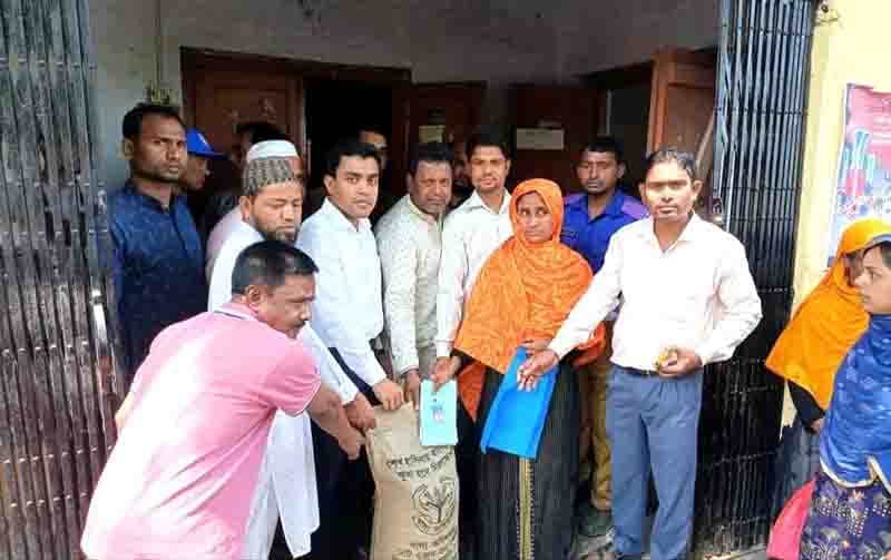 হিলিতে ভিডাব্লিউ বি'র উপকারভোগীর মাঝে চাল বিতরণ