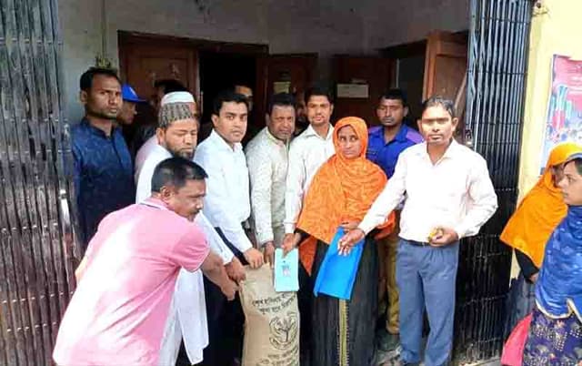 হিলিতে ভিডাব্লিউ বি'র উপকারভোগীর মাঝে চাল বিতরণ