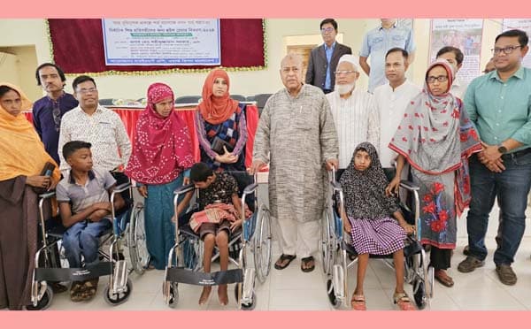 ধামইরহাটে হতদরিদ্রদের মাঝে নগদ অর্থ ও হুইল চেয়ার বিতরণ