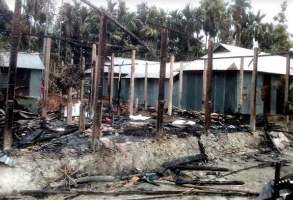 ভূরুঙ্গামারীতে বৈদ্যুতিক ত্রুটিতে আগুনে পুড়লো বাড়ি