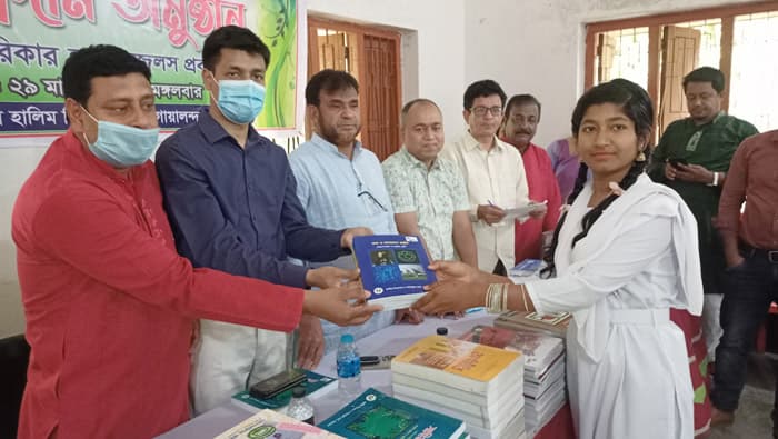 গোয়ালন্দে শিক্ষার্থীদের মাঝে বিনামূল্যে বই প্রদান