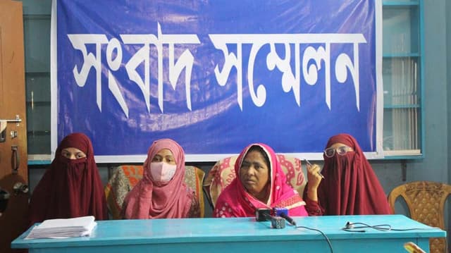 নওগাঁয় ছেলেকে অস্ত্র দিয়ে ফাঁসানোর অভিযোগে মায়ের সংবাদ সম্মেলন