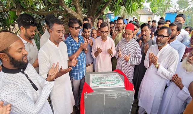 লালপুরে কাঁচা রাস্তা পাকাকরন কাজের উদ্বোধন