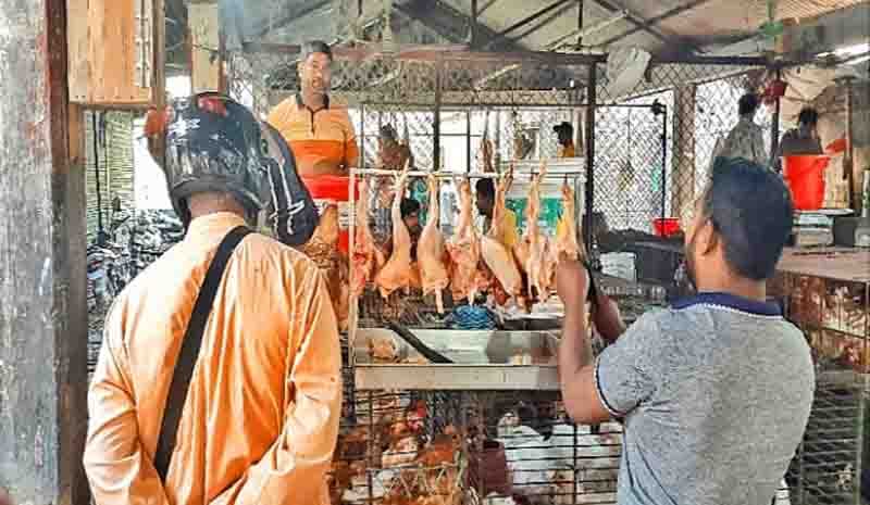 মেহেরপুরে কেটে বিক্রি হচ্ছে ব্রয়লার মুরগীর মাংস