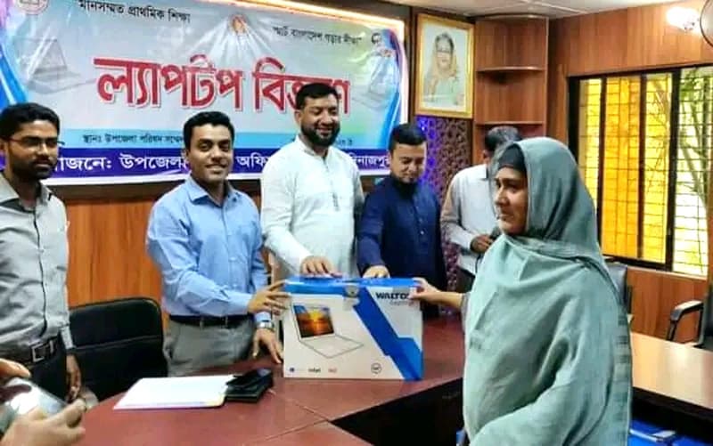 হিলিতে ৩৭টি প্রাথমিক বিদ্যালয়ে ল্যাপটপ বিতরণ