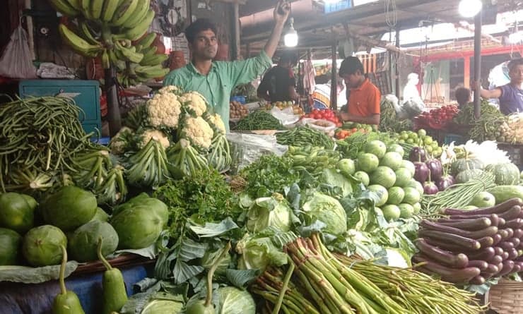সবজিতে স্বস্তি, চাল পেঁয়াজ আলু চড়া