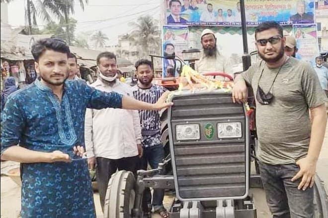 দেবীদ্বারে কৃষকদের ট্রাক্টর উপহার দিলেন ডা. ফেরদৌস