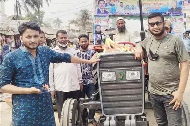 দেবীদ্বারে কৃষকদের ট্রাক্টর উপহার দিলেন ডা. ফেরদৌস