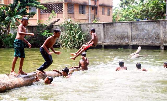 চৈত্রের ভ্যাপসা গরমে বরিশালে অতিষ্ঠ জনজীবন