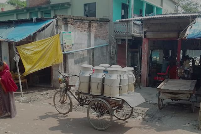 ঈদ ও রোজা কে সামনে রেখে  আশাশুনিতে তৈরি হচ্ছে নকল দুধ