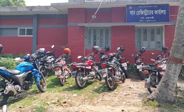 পবা সাব রেজিস্ট্রার অফিসে সিন্ডিকেটের দৌরাত্ম্যে জনভোগান্তি চরমে