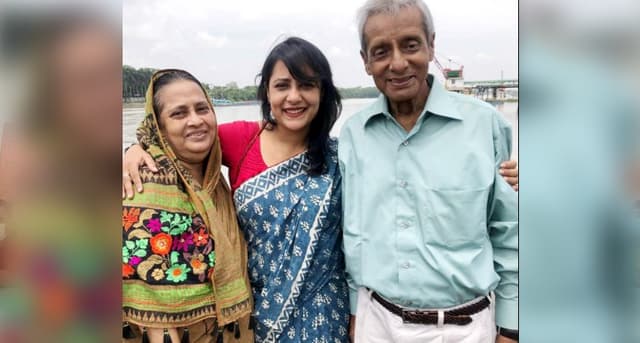 অসুস্থ মায়ের জন্য দোয়া চাইলেন অপি করিম
