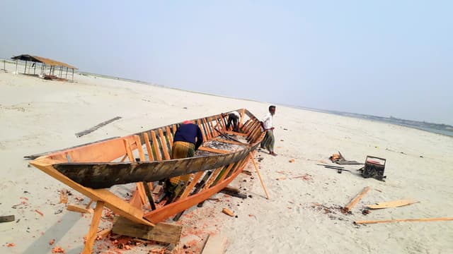 বর্ষাকালকে কেন্দ্র করে নৌকা বানানোর কাজে ব্যস্ত নৌকার কারিগররা