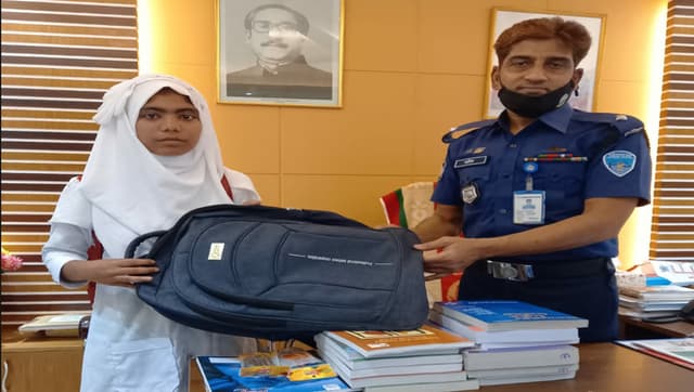 শিক্ষাসামগ্রী নিয়ে বাকপ্রতিবন্ধী সানজিদার পাশে ওসি আরিফুর