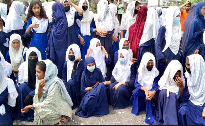 কুষ্টিয়ায় প্রধান শিক্ষককে পেটানোর অভিযোগে শিক্ষার্থীদের বিক্ষোভ
