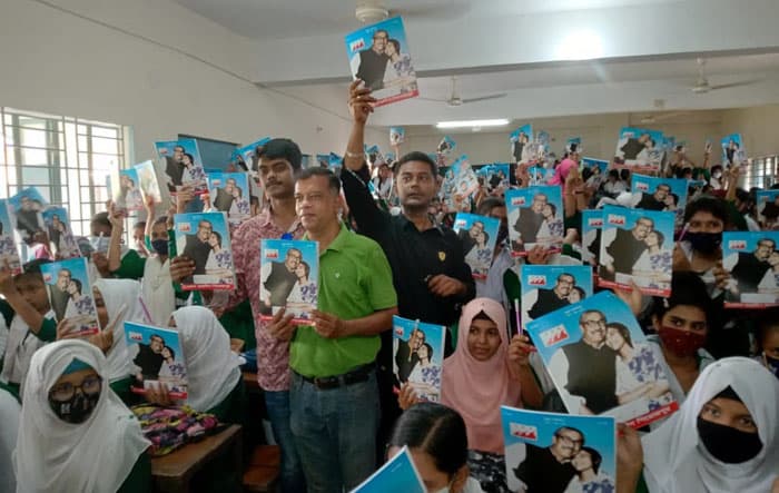 শিক্ষা উপকরণ পেয়ে উচ্ছাস পিরোজপুরের শিক্ষার্থীরা