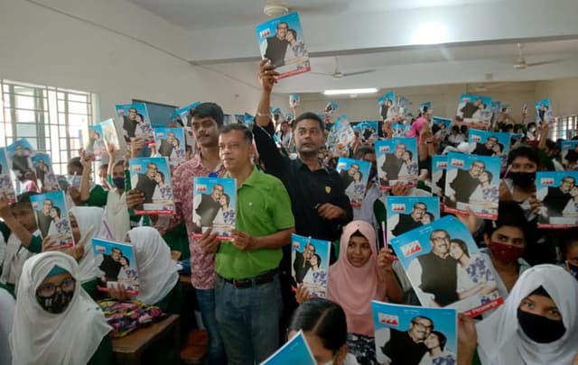 শিক্ষা উপকরণ পেয়ে উচ্ছাস পিরোজপুরের শিক্ষার্থীরা